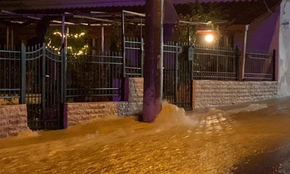 Πλημμύρισαν δρόμοι στο Μενίδι - Κοπές δέντρων στα βόρεια προάστια